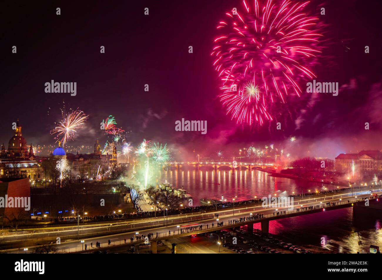 Feuerwerk Silvester 2024 Silvesterfeuerwerk über der Dresdner Altstadt