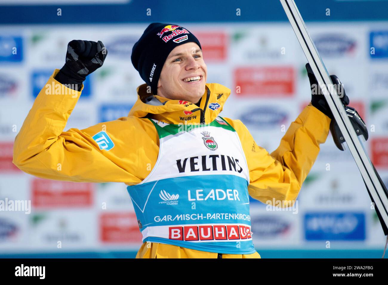 Andreas Wellinger (Deutschland, SC Ruhpolding) jubelt auf dem Podium