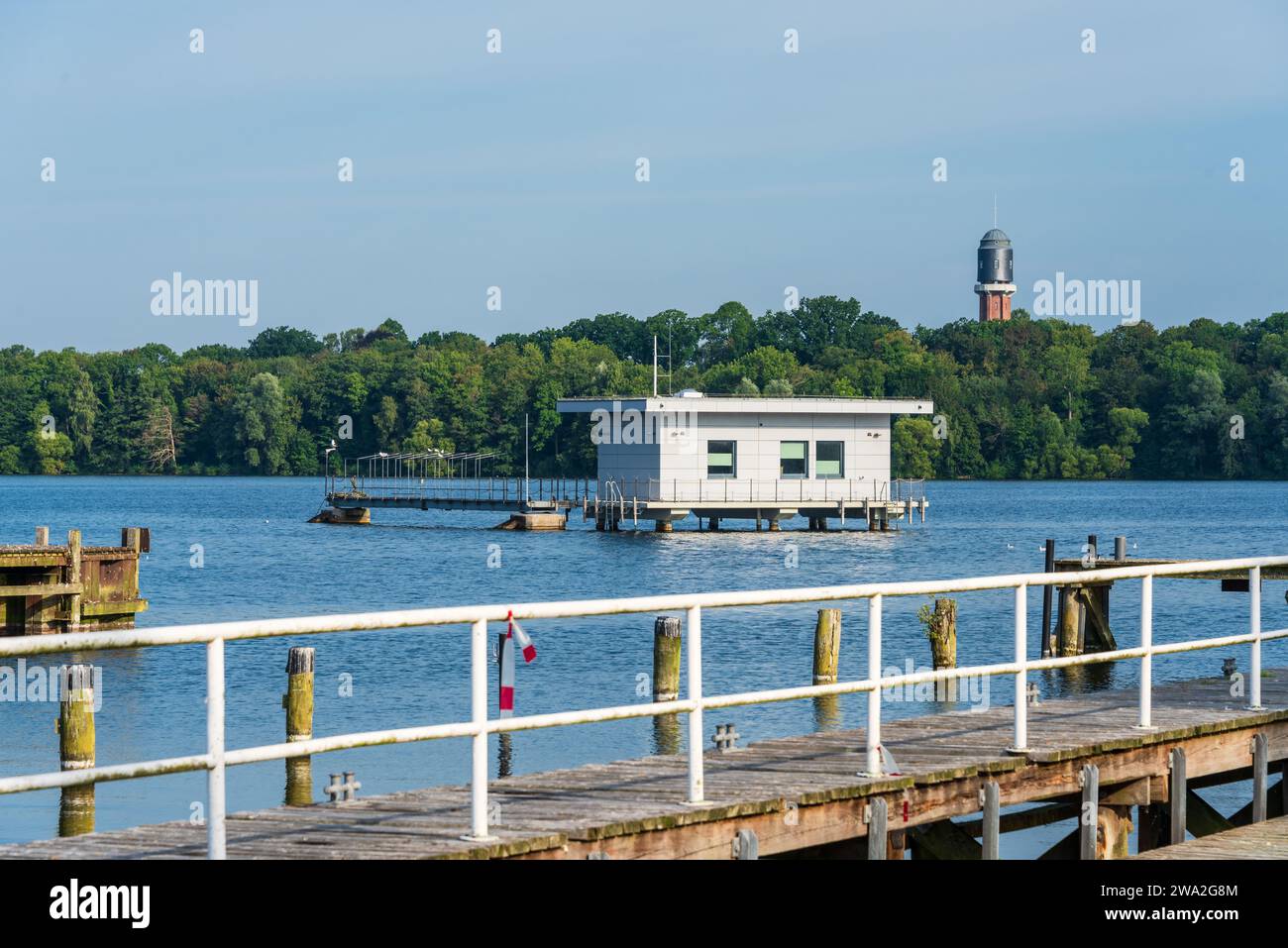 Bootshaus im Großen Plöner See im Sommer Stock Photo