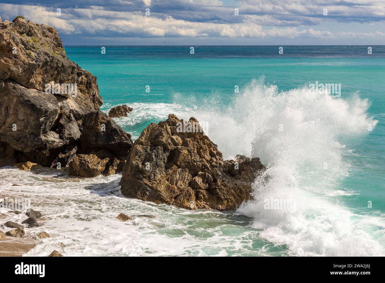 Onde che sbattono sulla roccia nella Baia dei Saraceni in provincia di Savona Liguria Stock Photo