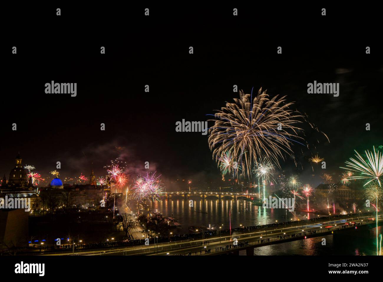 Feuerwerk Silvester 2024 Silvesterfeuerwerk über der Dresdner Altstadt