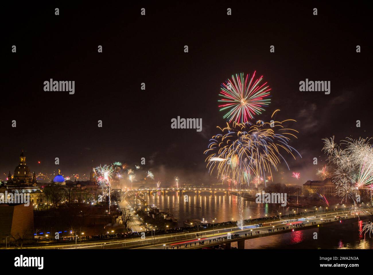 Feuerwerk Silvester 2024 Silvesterfeuerwerk über der Dresdner Altstadt