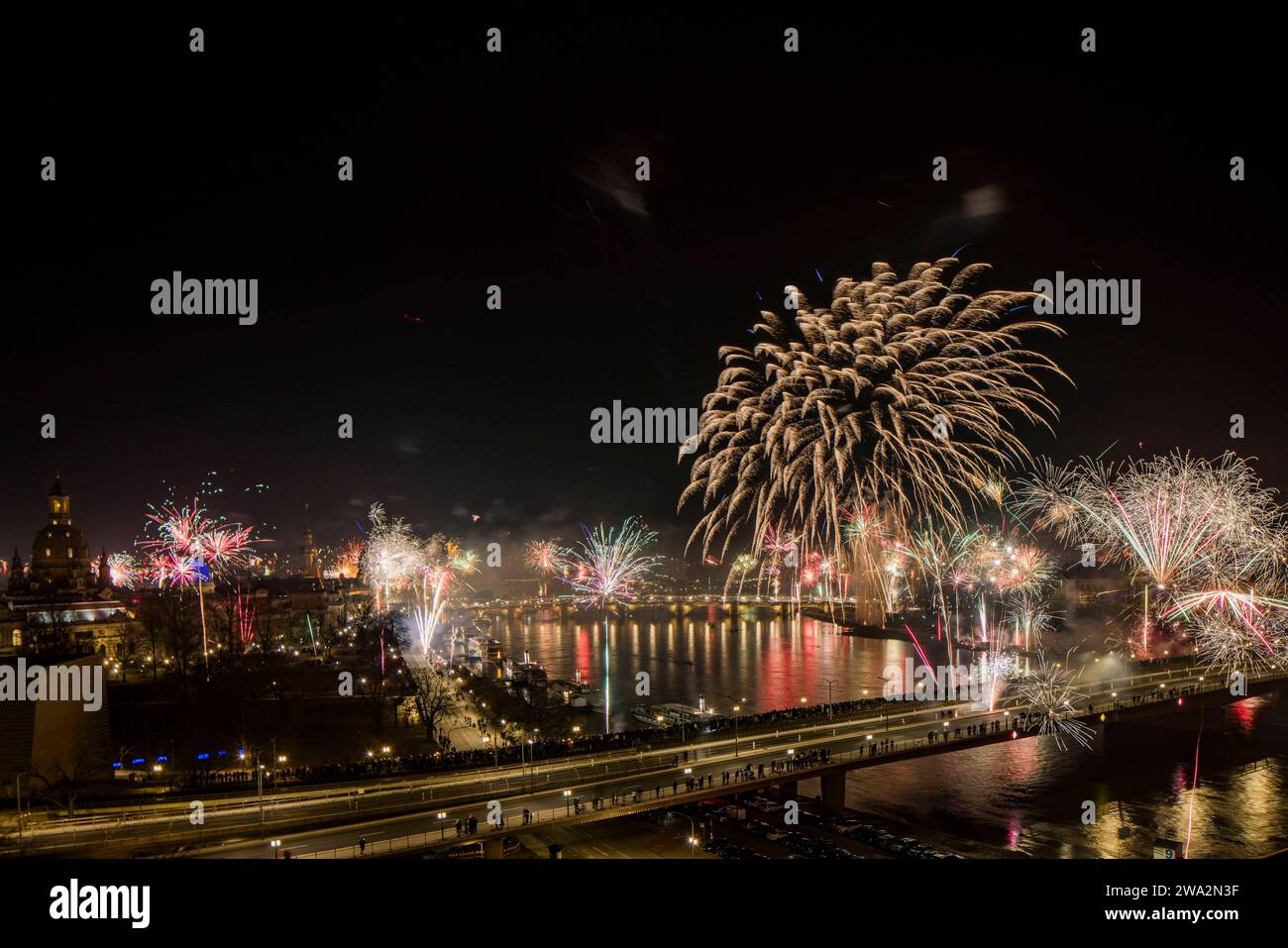 Feuerwerk Silvester 2024 Silvesterfeuerwerk über der Dresdner Altstadt