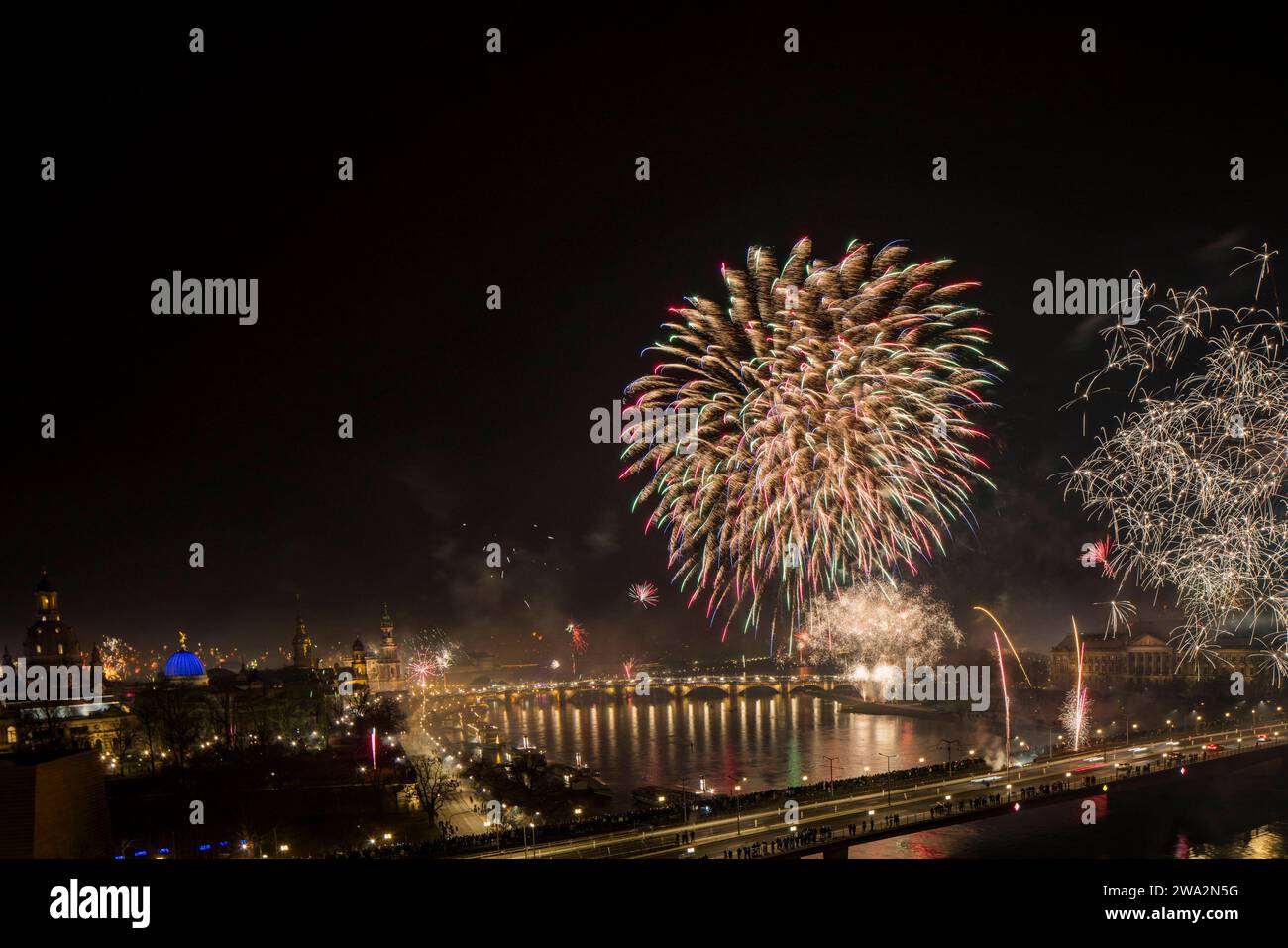 Feuerwerk Silvester 2024 Silvesterfeuerwerk über der Dresdner Altstadt