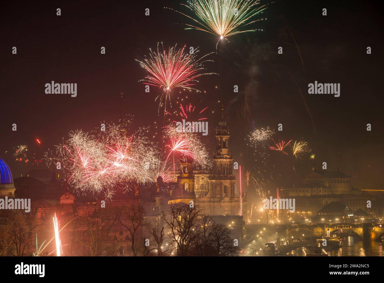 Feuerwerk Silvester 2024 Silvesterfeuerwerk über der Dresdner Altstadt