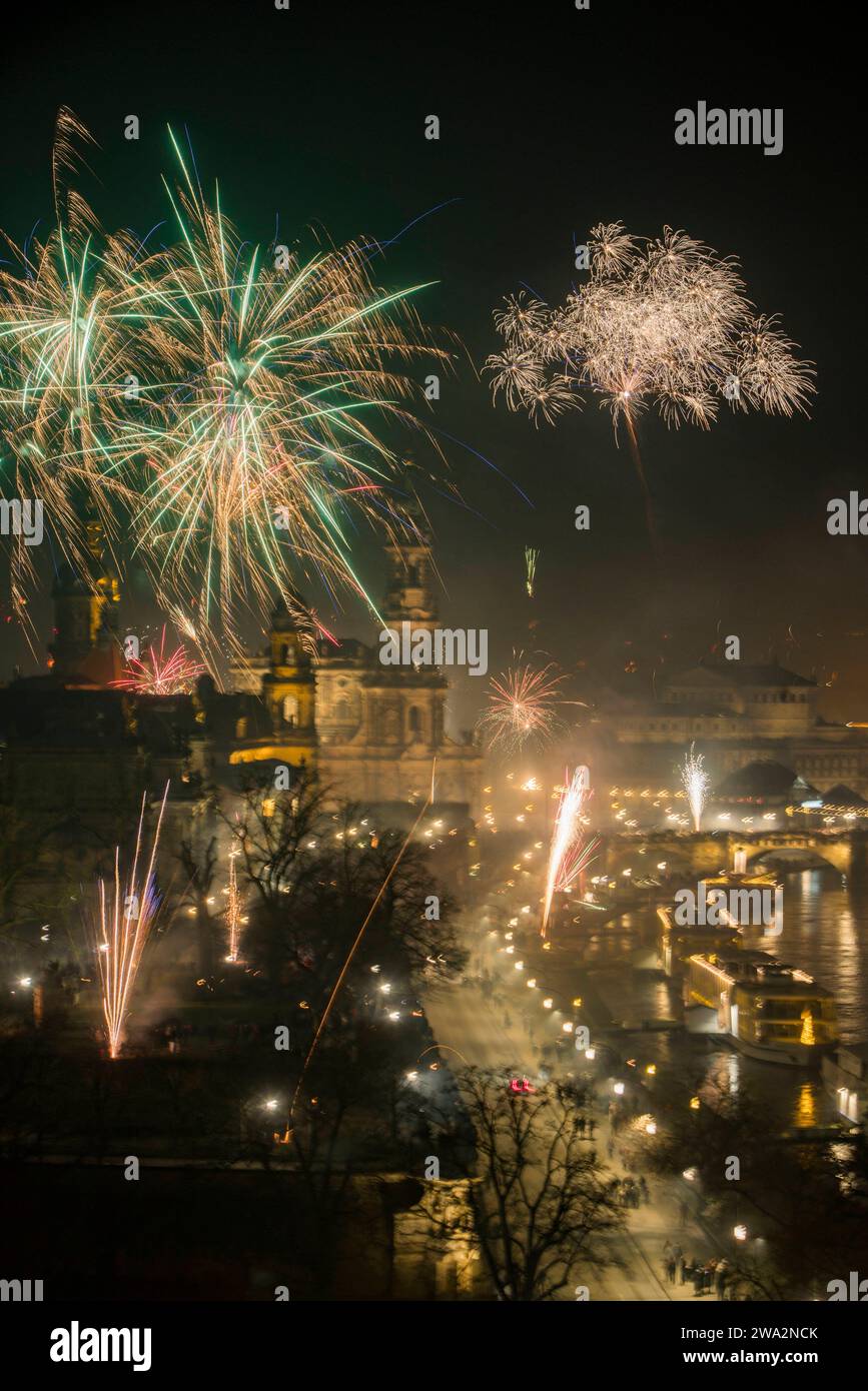 Feuerwerk Silvester 2024 Silvesterfeuerwerk über der Dresdner Altstadt