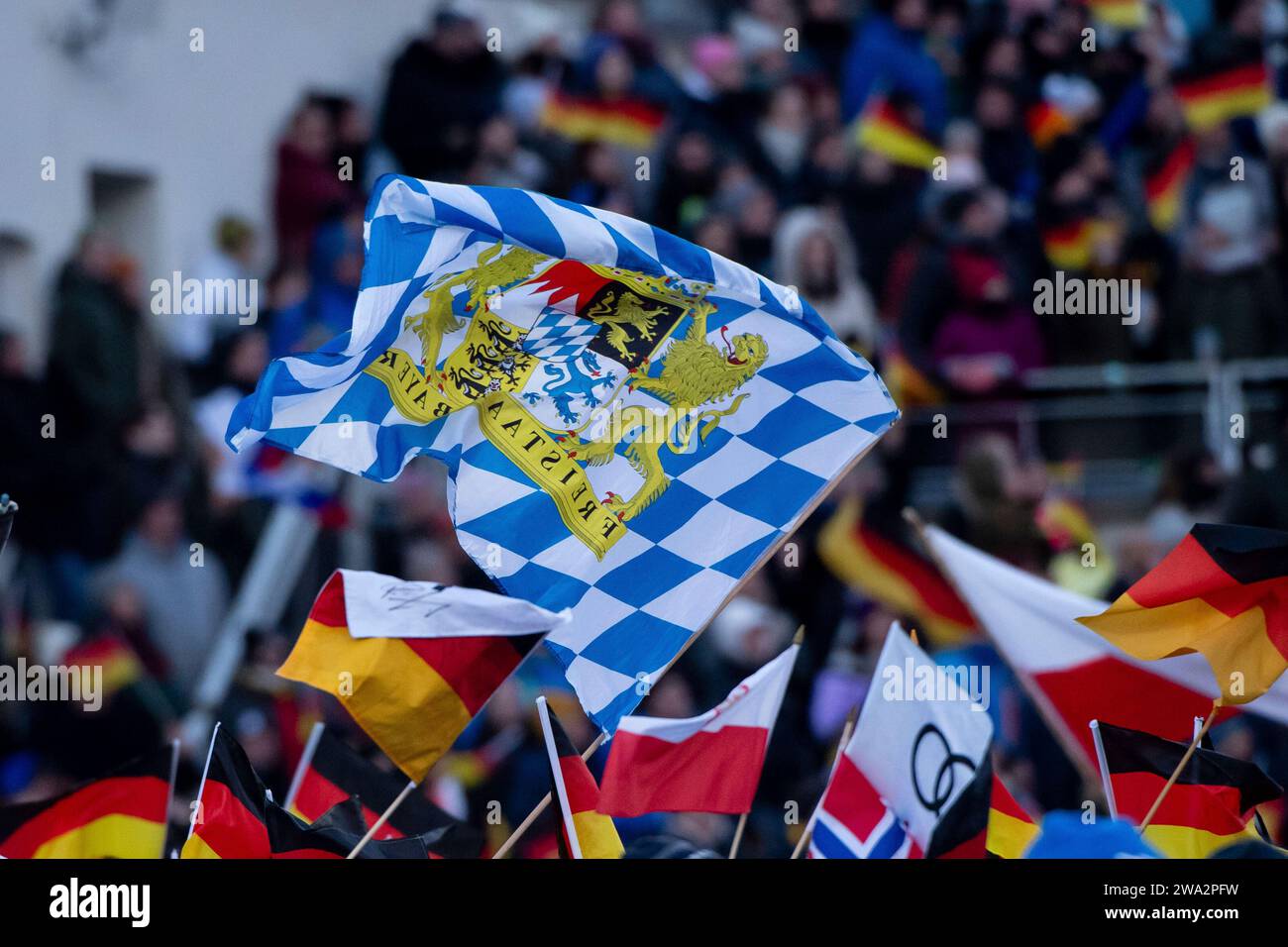Fahne des Freistaat Bayern zwischen Fans mit Deutschland Fahne, GER ...