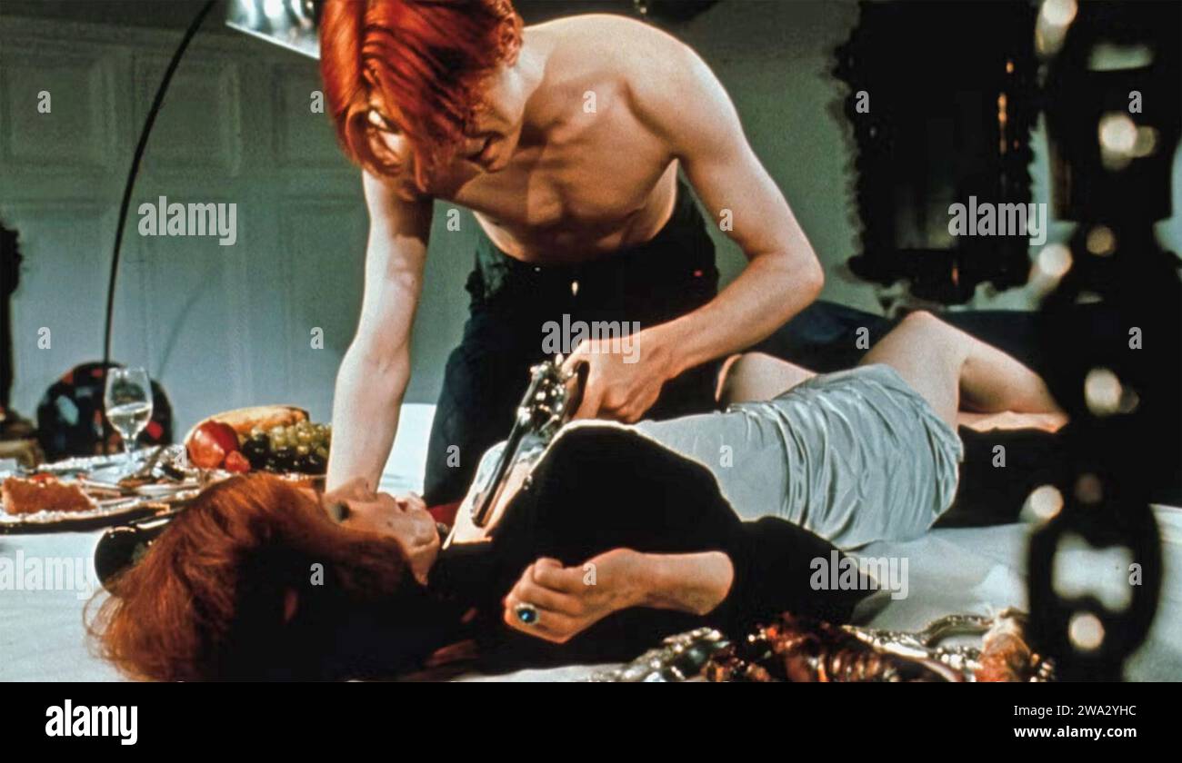THE MAN WHO FELL TO EARTH 1976 British Lion film with David Bowie and Candy Clark Stock Photo