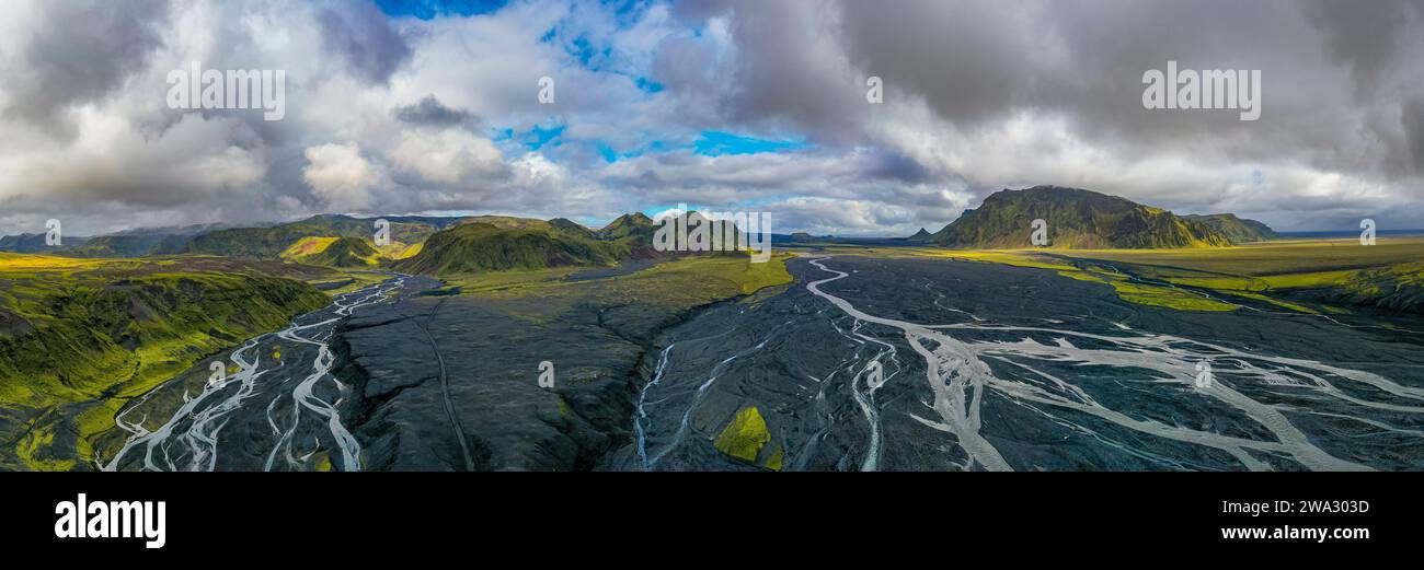 Panorama von oben auf eine schwarze Schwemmlandebene (Sandur) im südlichen Hochland von Island. Stock Photo