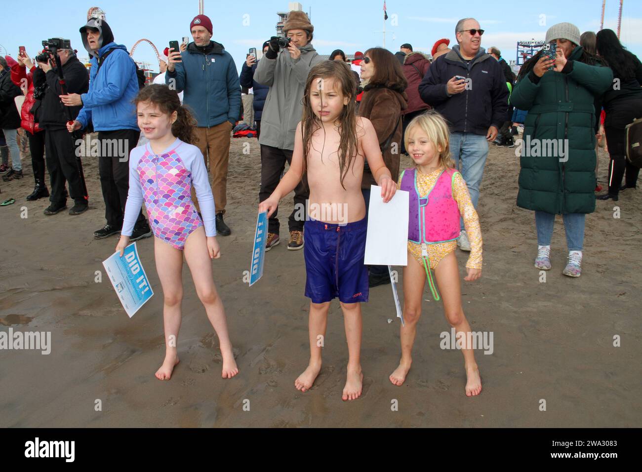 New York, New York, USA. 1st Jan, 2024. Brooklyn, New York . 121st Polar Bear Plunge. The Coney Island Polar Bear club held its annual New Year's Day plunge in the shadow of the iconic Parachute Jump in the frigid waters of Coney Island on January 1, 2024. Hundreds of people from New York City and beyond took the plunge. (Credit Image: © Bruce Cotler/ZUMA Press Wire) EDITORIAL USAGE ONLY! Not for Commercial USAGE! Credit: ZUMA Press, Inc./Alamy Live News Stock Photo