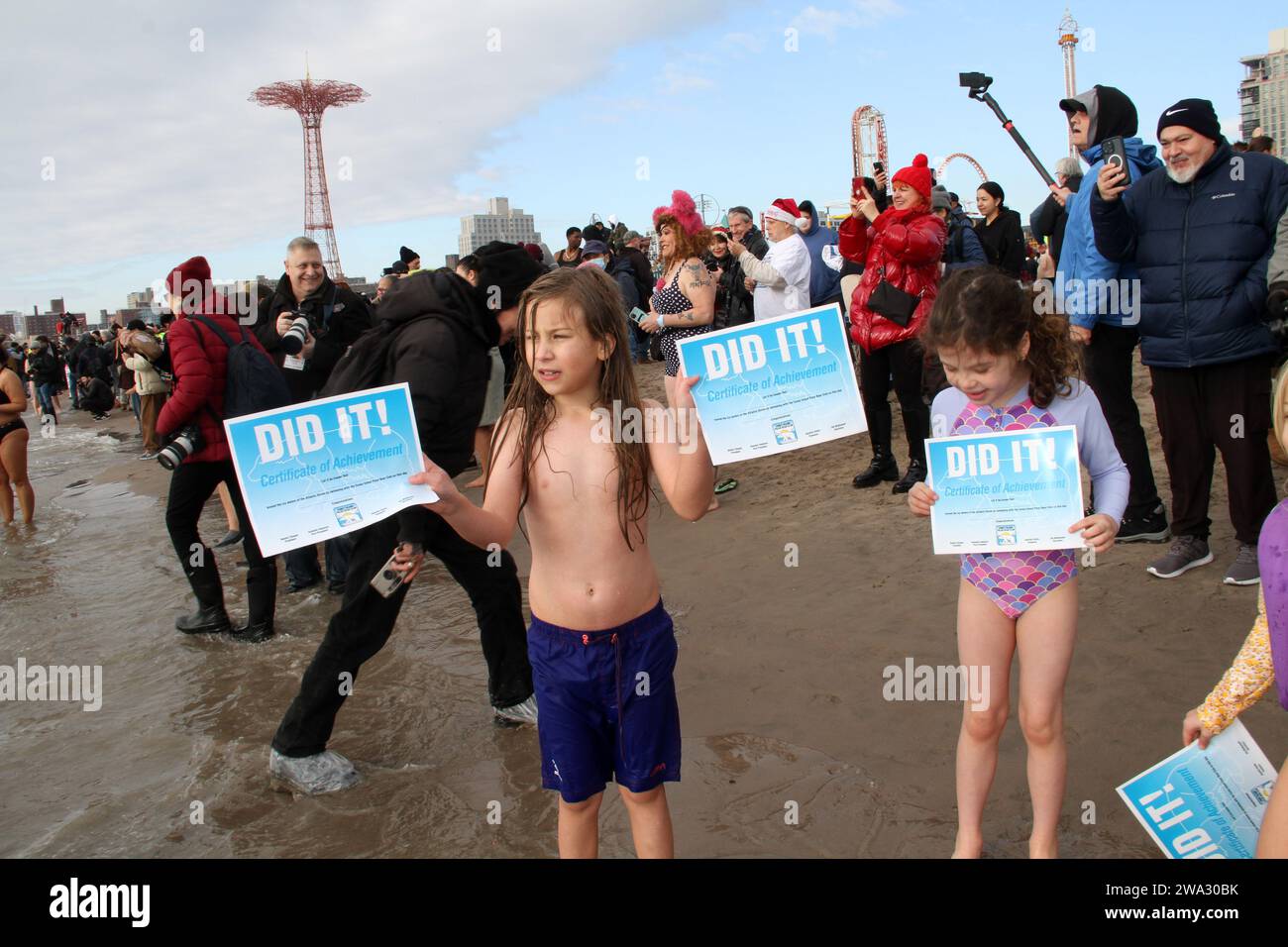 New York, New York, USA. 1st Jan, 2024. Brooklyn, New York . 121st Polar Bear Plunge. The Coney Island Polar Bear club held its annual New Year's Day plunge in the shadow of the iconic Parachute Jump in the frigid waters of Coney Island on January 1, 2024. Hundreds of people from New York City and beyond took the plunge. (Credit Image: © Bruce Cotler/ZUMA Press Wire) EDITORIAL USAGE ONLY! Not for Commercial USAGE! Credit: ZUMA Press, Inc./Alamy Live News Stock Photo