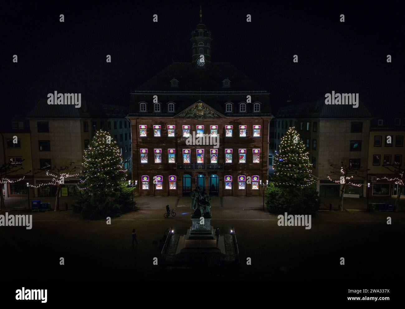 01.01.2024, xpsx, Lokal Hanau Adventskalender Rathaus v.l. Rathaus ...