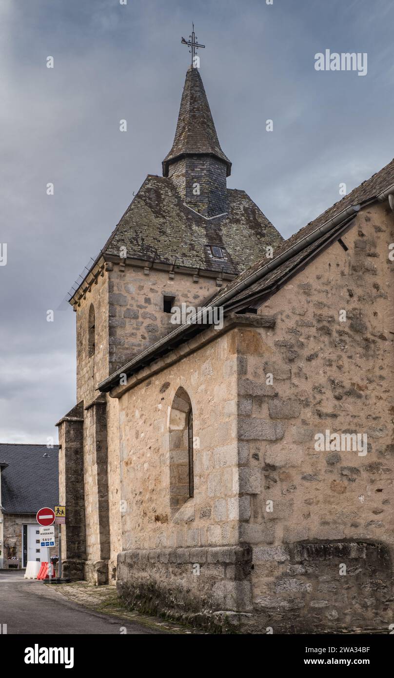 Chanteix (Corrèze, Limousin, France) - Vue extérieure de l'église Saint Michel et de son clocher Stock Photo