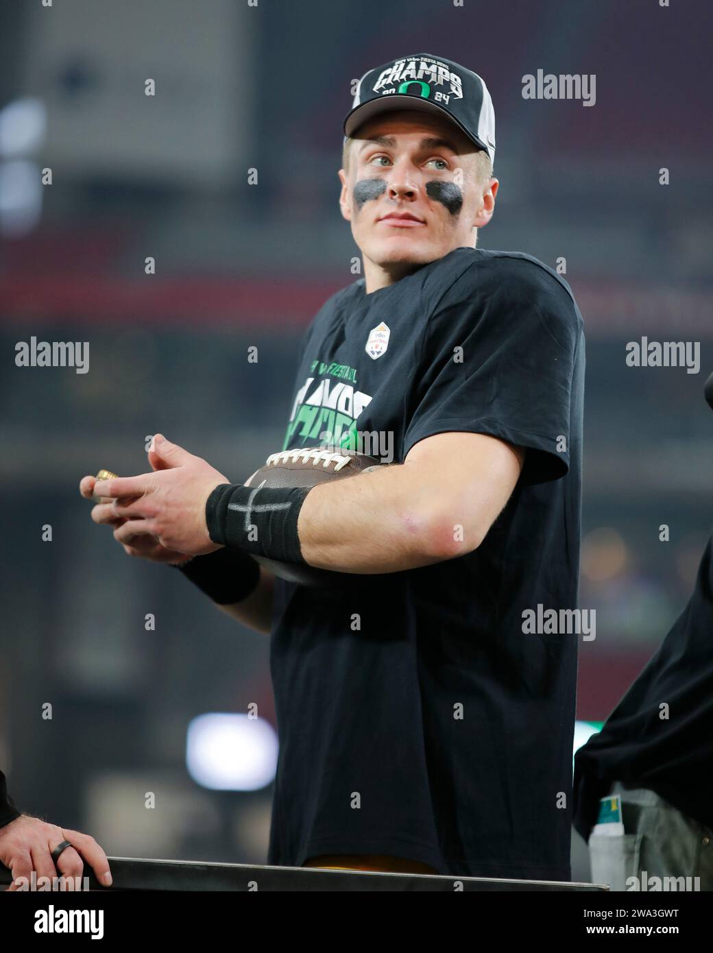 Glendale, Arizona, USA. 1st Jan, 2024. Bo Nix (10) of the Oregon Ducks