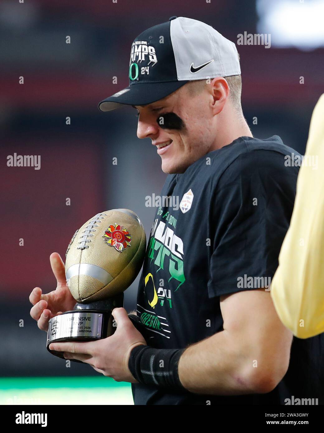 Glendale, Arizona, USA. 1st Jan, 2024. Bo Nix (10) of the Oregon Ducks