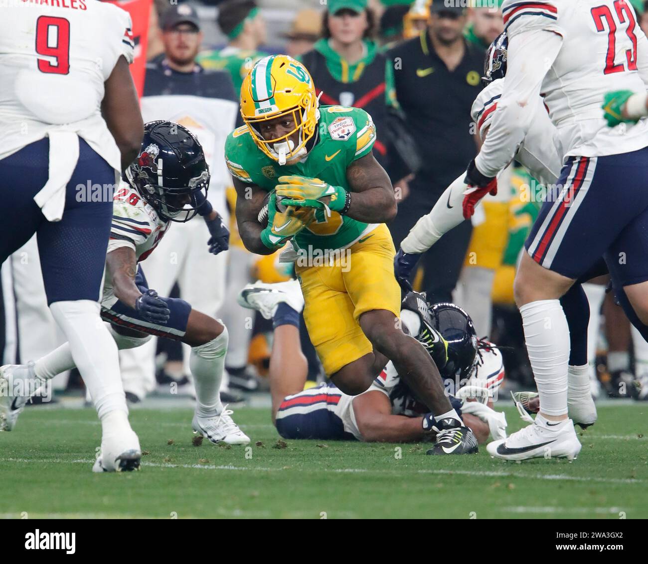 Glendale, Arizona, USA. 1st Jan, 2025. Bucky Irving (0) of the Oregon