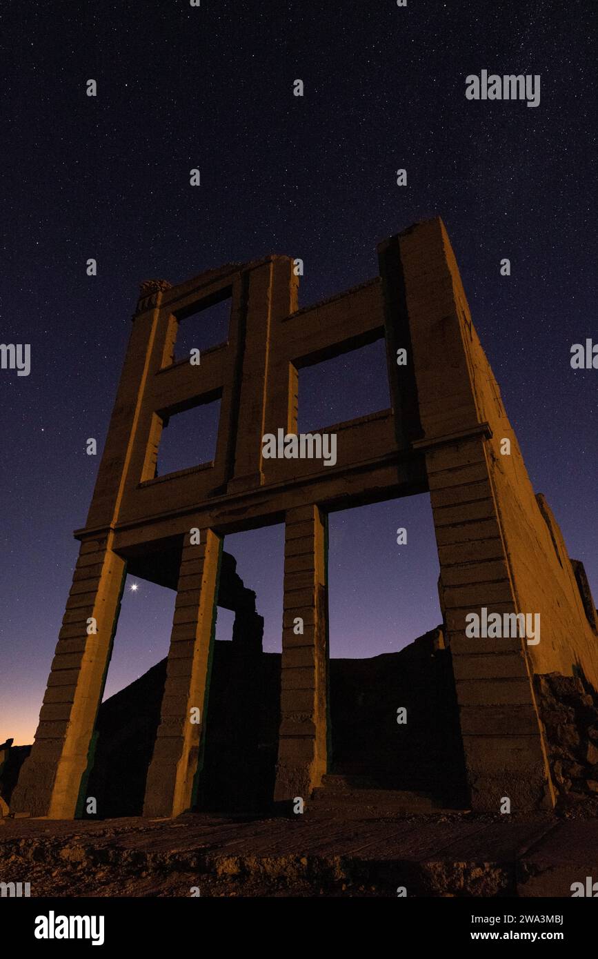 Stars come out over the Cook Bank Building, Rhyolite, Nevada Stock Photo