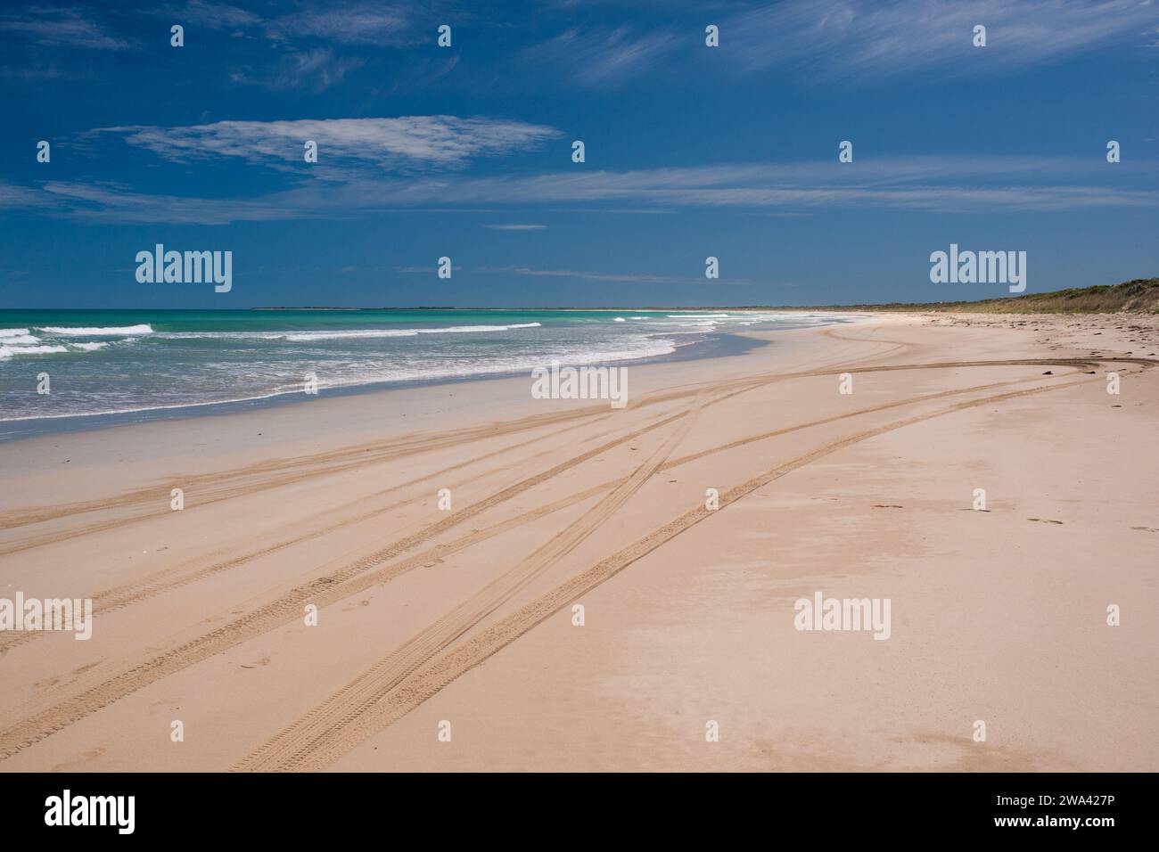 4wd tracks on the sandy beach in South Australia Stock Photo Alamy