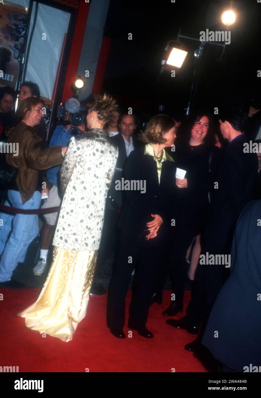 Los Angeles, California, USA 27th October 1996 Actress Claire Danes, wearing Prada attends 20th Century FoxÕs ÔRomeo & JulietÕ Premiere at Mann Chinese Theatre on October 27, 1996 in Los Angeles, California, USA. Photo by Barry King/Alamy Stock Photo Stock Photo