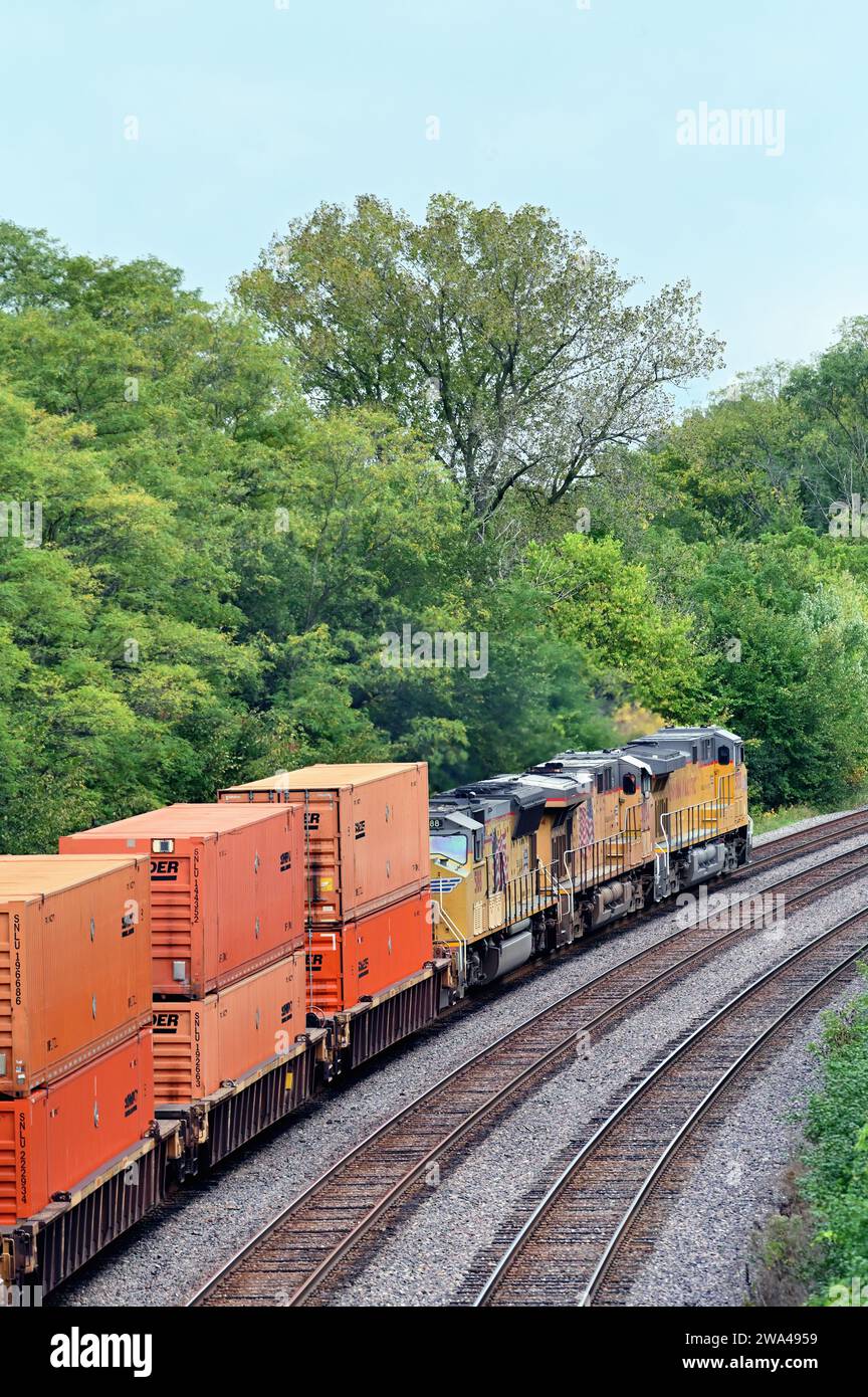Wheaton, Illinois, USA. An eastbound Union Pacific intermodal freight train transitioning into a curve while passing through northeastern Illinois. Stock Photo