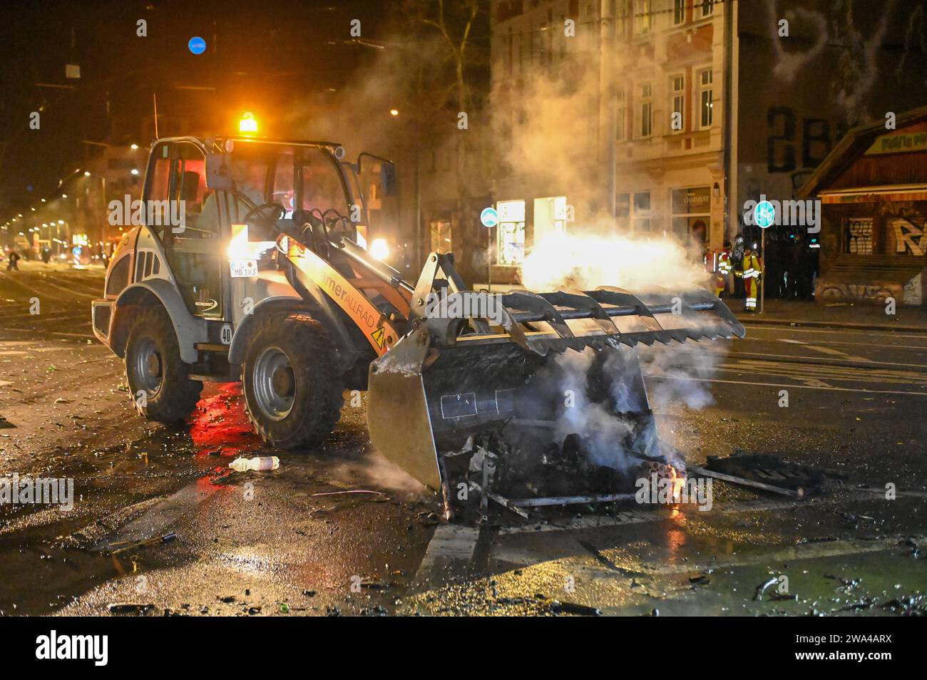 Leipzig - Ausschreitungen an Silvester in Connewitz: Vermummte beschießen Polizei mit Feuerwerk 01.01.2024 ab 1 Uhr Leipzig, Connewitz In der Silvester-Nacht kam es in Leipzig erneut zu Ausschreitungen zwischen Vermummten und Beamten der Polizei in Leipzig. Im Stadtteil Connewitz trafen die Einsatzkräfte auf etwa 50 bis 100 Menschen, die auf dem Connewitzer Kreuz mehrere Barrikaden errichtet und angezündet haben. Daraufhin wurde ein Wasserwerfer und ein Räumpanzer in das bekannte Szeneviertel geschickt. Vermummte mutmaßlich linksgerichtete Personen haben daraufhin mehrere Feuerwerkskörper in R Stock Photo