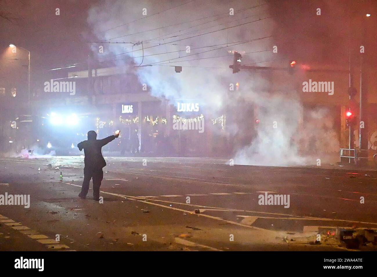 RECORD DATE NOT STATED Leipzig - Ausschreitungen an Silvester in Connewitz: Vermummte beschießen Polizei mit Feuerwerk 01.01.2024 ab 1 Uhr Leipzig, Connewitz In der Silvester-Nacht kam es in Leipzig erneut zu Ausschreitungen zwischen Vermummten und Beamten der Polizei in Leipzig. Im Stadtteil Connewitz trafen die Einsatzkräfte auf etwa 50 bis 100 Menschen, die auf dem Connewitzer Kreuz mehrere Barrikaden errichtet und angezündet haben. Daraufhin wurde ein Wasserwerfer und ein Räumpanzer in das bekannte Szeneviertel geschickt. Vermummte mutmaßlich linksgerichtete Personen haben daraufhin mehrer Stock Photo