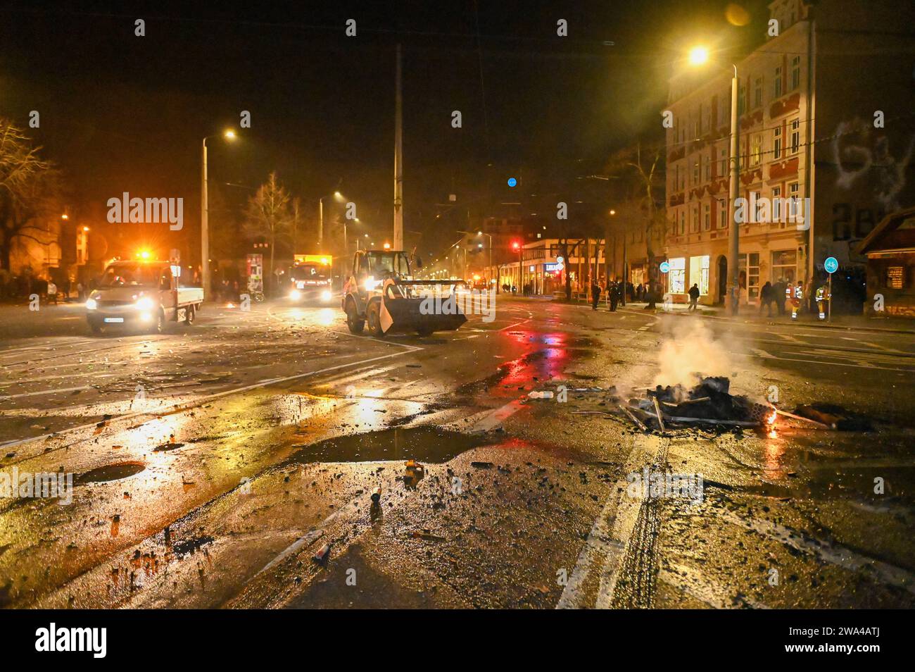 Leipzig - Ausschreitungen an Silvester in Connewitz: Vermummte beschießen Polizei mit Feuerwerk 01.01.2024 ab 1 Uhr Leipzig, Connewitz In der Silvester-Nacht kam es in Leipzig erneut zu Ausschreitungen zwischen Vermummten und Beamten der Polizei in Leipzig. Im Stadtteil Connewitz trafen die Einsatzkräfte auf etwa 50 bis 100 Menschen, die auf dem Connewitzer Kreuz mehrere Barrikaden errichtet und angezündet haben. Daraufhin wurde ein Wasserwerfer und ein Räumpanzer in das bekannte Szeneviertel geschickt. Vermummte mutmaßlich linksgerichtete Personen haben daraufhin mehrere Feuerwerkskörper in R Stock Photo