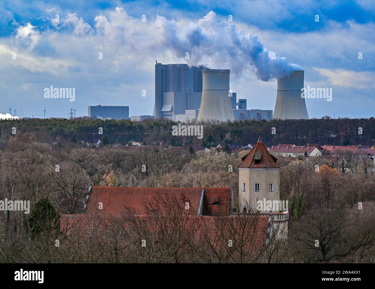 Spremberg, Germany. 22nd Dec, 2023. The Schwarze Pumpe lignite-fired power plant operated by Lausitz Energie Bergbau AG (LEAG) in the district of Spree-Neisse. Credit: Patrick Pleul/dpa/Alamy Live News Stock Photo