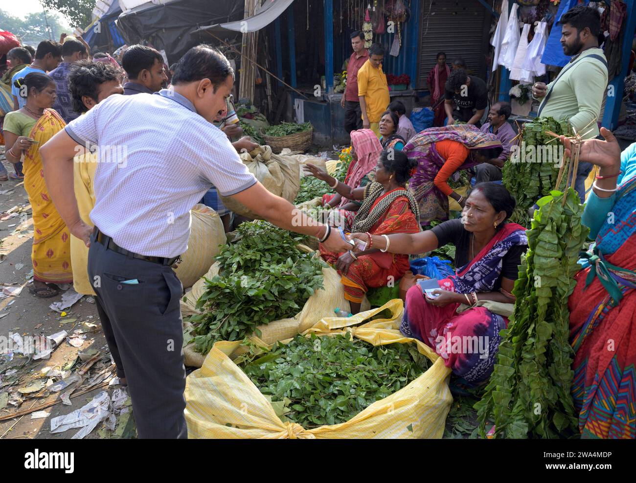 IND , INDIEN : Blumenhaendler und Kunden auf dem Mallick Ghat Blumenmarkt in Kalkutta / Kolkata , 12.12.2023 IND , INDIA : Vendors and customers on Mullik Ghat flower market in Calcutta / Kolkata , 12.12.2023 *** IND , INDIA Vendors and customers on Mallick Ghat flower market in Calcutta Kolkata , 12 12 2023 IND , INDIA Vendors and customers on Mullik Ghat flower market in Calcutta Kolkata , 12 12 2023 Stock Photo