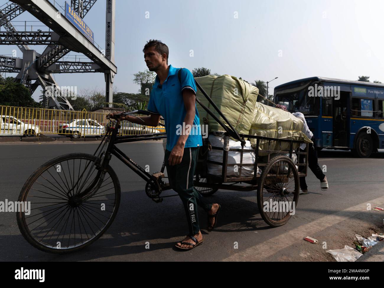 IND , INDIEN : Ein Lastenfahrrad / Lastenrad in Kalkutta / Kolkata , 17.12.2023 IND , INDIA : A cargo bicycle / bike in Calcutta / Kolkata , 17.12.2023 *** IND , INDIA A cargo bicycle cargo bike in Calcutta Kolkata , 17 12 2023 IND , INDIA A cargo bicycle bike in Calcutta Kolkata , 17 12 2023 Stock Photo