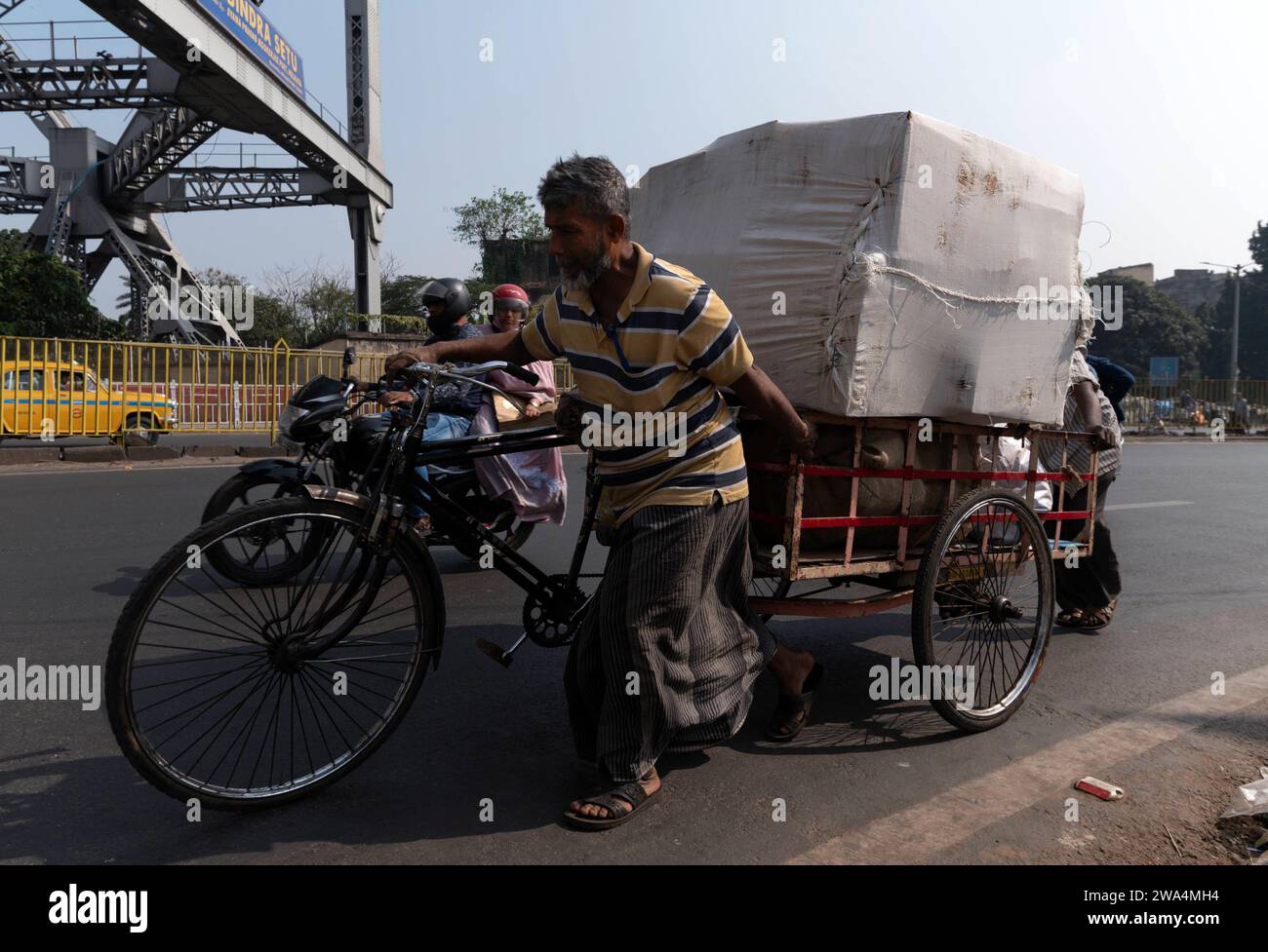 IND , INDIEN : Ein Lastenfahrrad / Lastenrad in Kalkutta / Kolkata , 17.12.2023 IND , INDIA : A cargo bicycle / bike in Calcutta / Kolkata , 17.12.2023 *** IND , INDIA A cargo bicycle cargo bike in Calcutta Kolkata , 17 12 2023 IND , INDIA A cargo bicycle bike in Calcutta Kolkata , 17 12 2023 Stock Photo