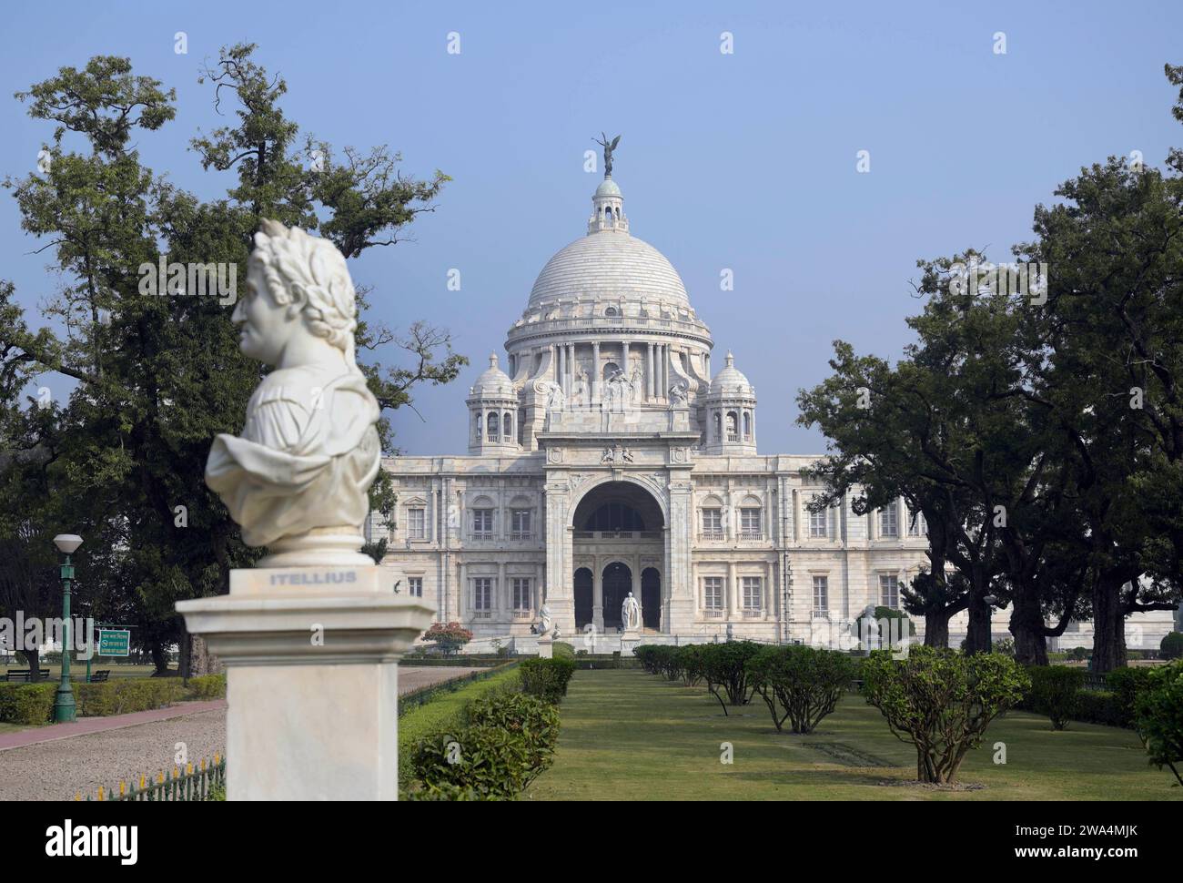 IND , INDIEN : Das Denkmal fuer Koenigin  Königin  Viktoria / Victoria Memorial in Kalkutta / Kolkata , 19.12.2023 IND , INDIA : Victoria Memorial in Calcutta / Kolkata , 19.12.2023 *** IND , INDIA Queen Victoria Memorial in Calcutta Kolkata , 19 12 2023 IND , INDIA Victoria Memorial in Calcutta Kolkata , 19 12 2023 Stock Photo