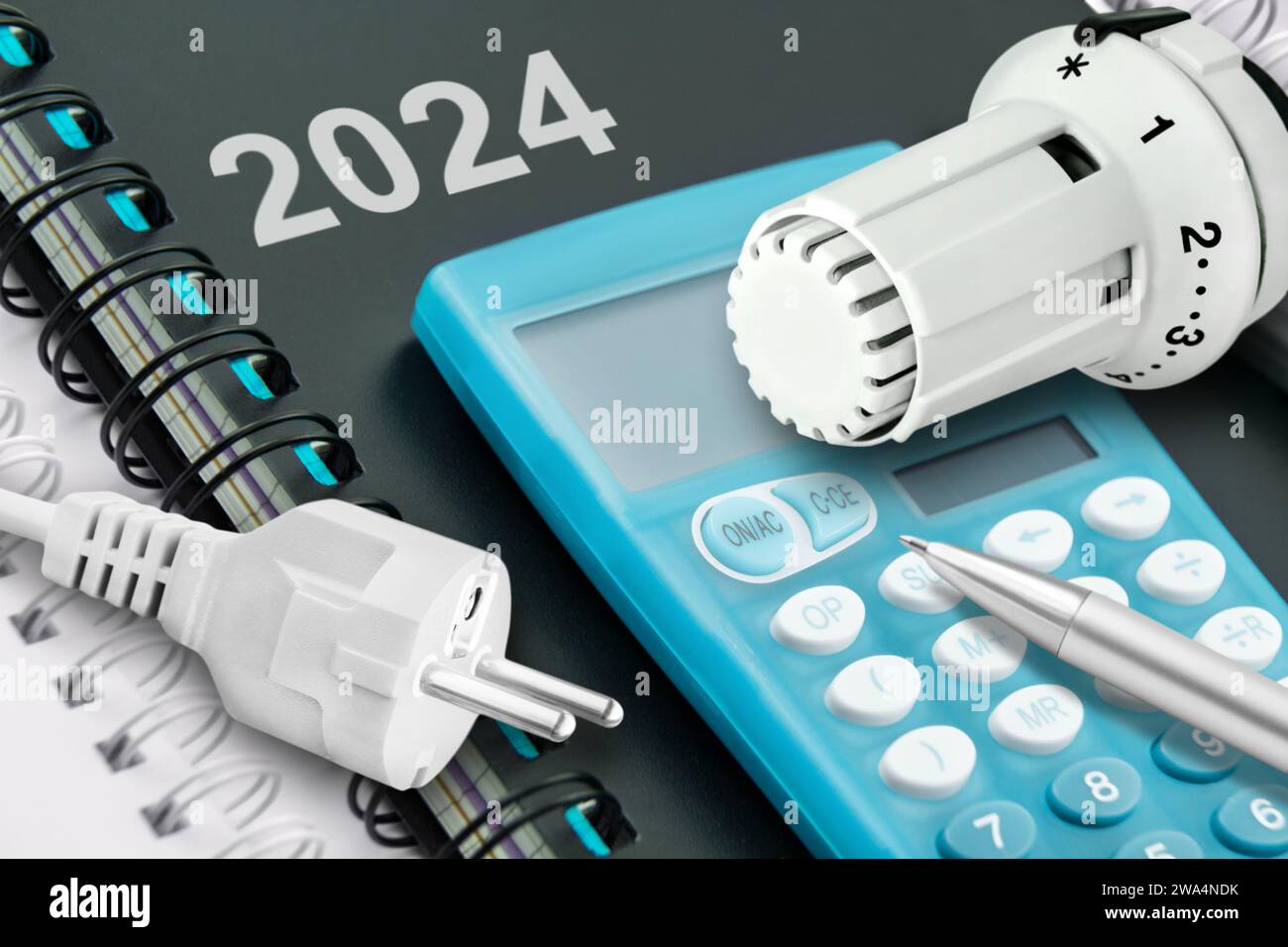 Kosten für Energie 2024 Kalender mit Stromkabel und Rechner mit Heizungsventil Stock Photo Alamy