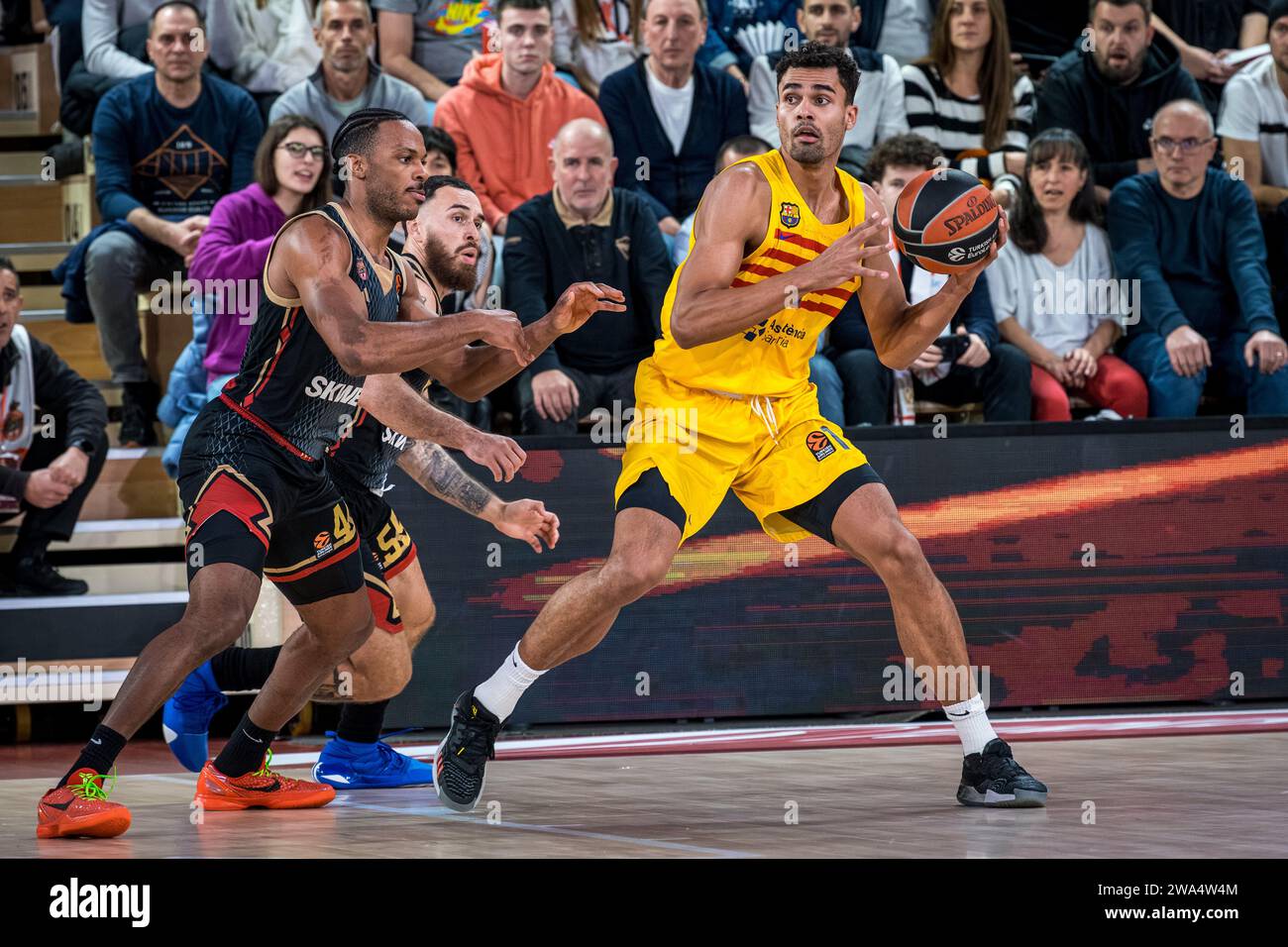 Monaco, Monaco. 29th Dec, 2023. Monaco player #55 Mike James, #4 Jaron Blossomgame and Barcelona player #1 Oscar da Silva are seen in action during the match for the 17th round of the Turkish Airlines Euroleague between AS Monaco and FC Barcelona at the Salle Gaston-Medecin in Monaco, on December 29, 2023. Photo by Laurent Coust/ABACAPRESS.COM Credit: Abaca Press/Alamy Live News Stock Photo