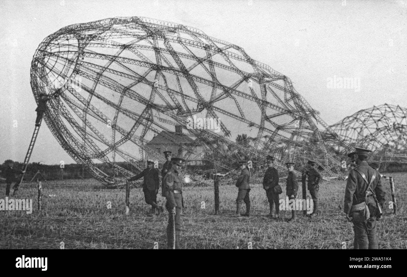 Crashed zeppelin airship hi-res stock photography and images