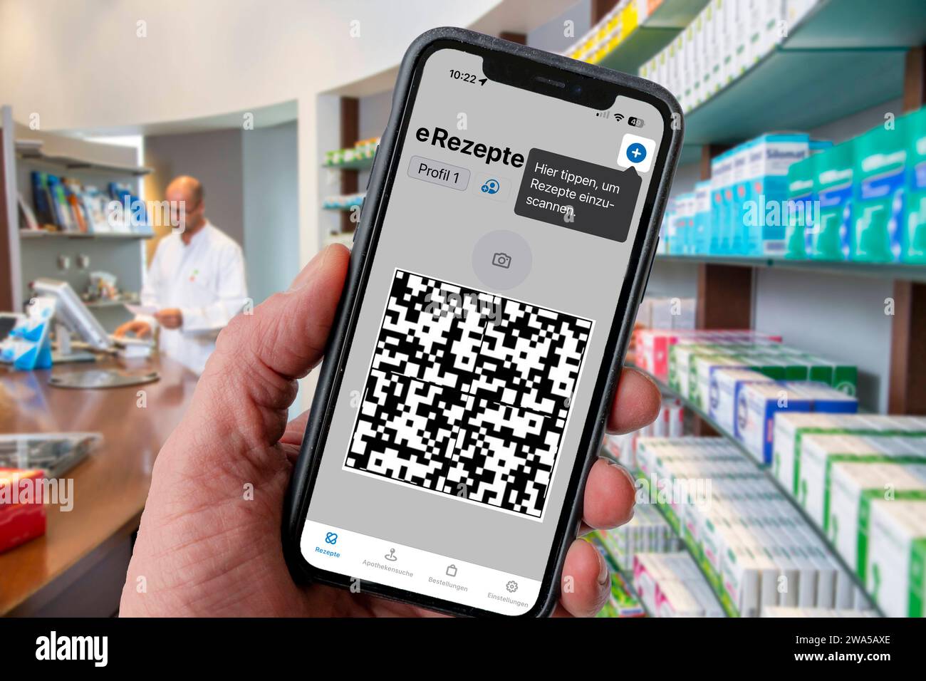 Symbolbild ERezept, vom Arzt ausgestelltes Rezept, mit QRCode, wird per Handy und einer
