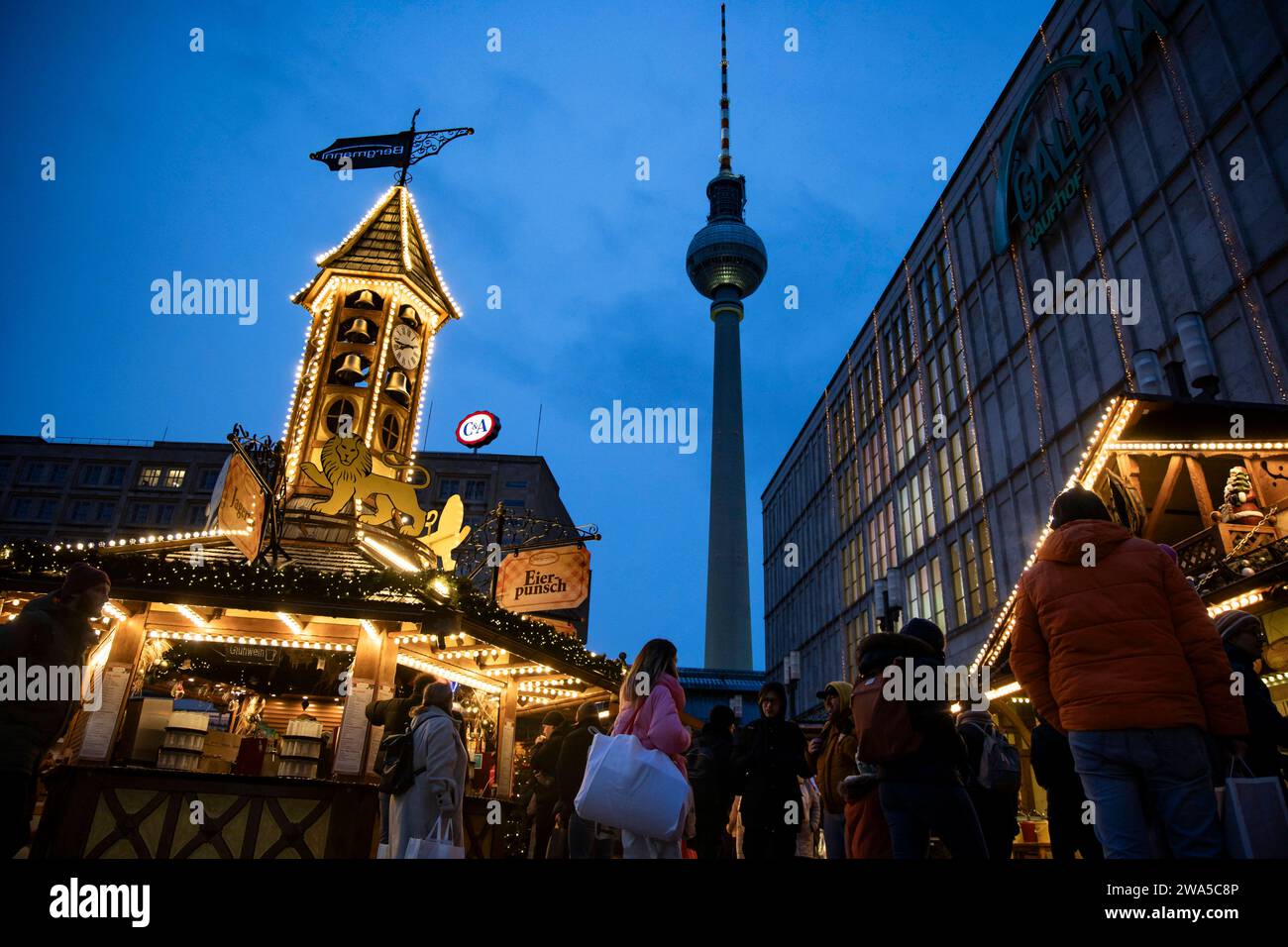 Menschen besuchen den Weihnachtsmarkt am Alexanderplatz in Berlin am 23. Dezember 2023