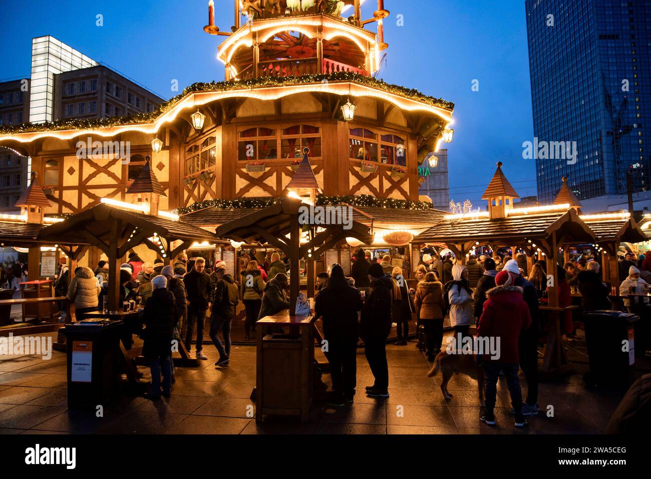 Menschen besuchen den Weihnachtsmarkt am Alexanderplatz in Berlin am 23. Dezember 2023