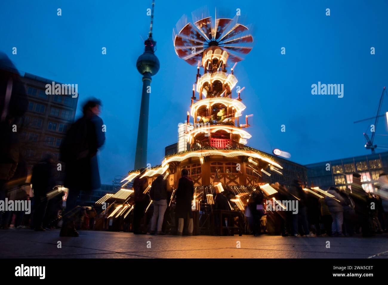 Menschen besuchen den Weihnachtsmarkt am Alexanderplatz in Berlin am 23. Dezember 2023