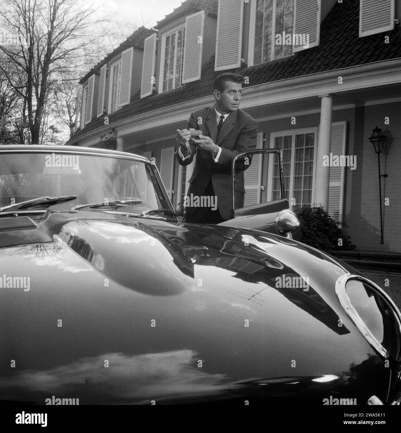 Jerry Cotton - Der Mörderclub von Brooklyn, Kriminalfilm, Deutschland 1967, Regie: Werner Jacobs, Darsteller: George Nader am Jaguar Stock Photo