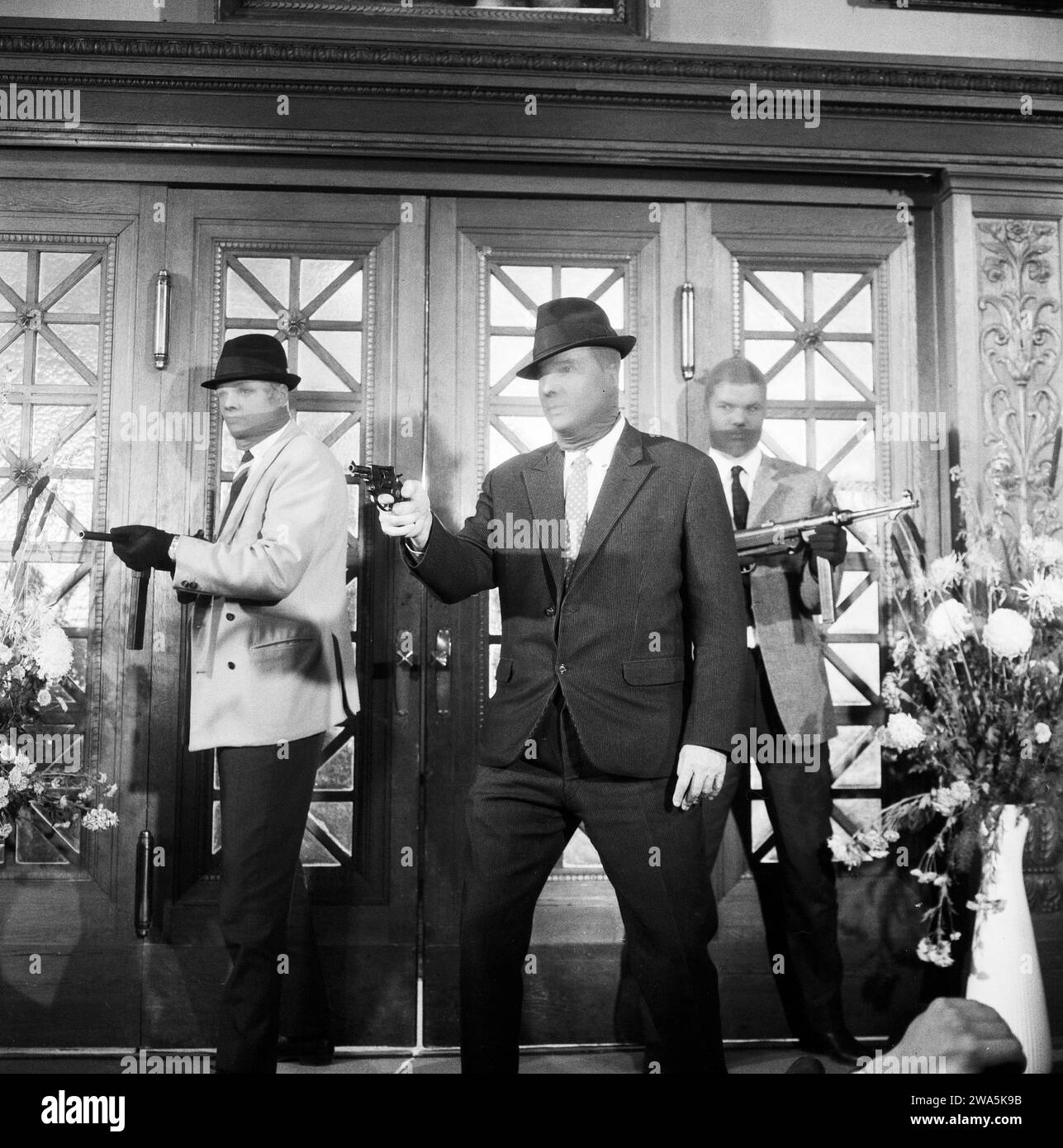 Jerry Cotton - Der Mörderclub von Brooklyn, Kriminalfilm, Deutschland 1967, Regie: Werner Jacobs, Szenenfoto: Banditen mit Strumpfmaske überfallen eine Cocktailparty Stock Photo