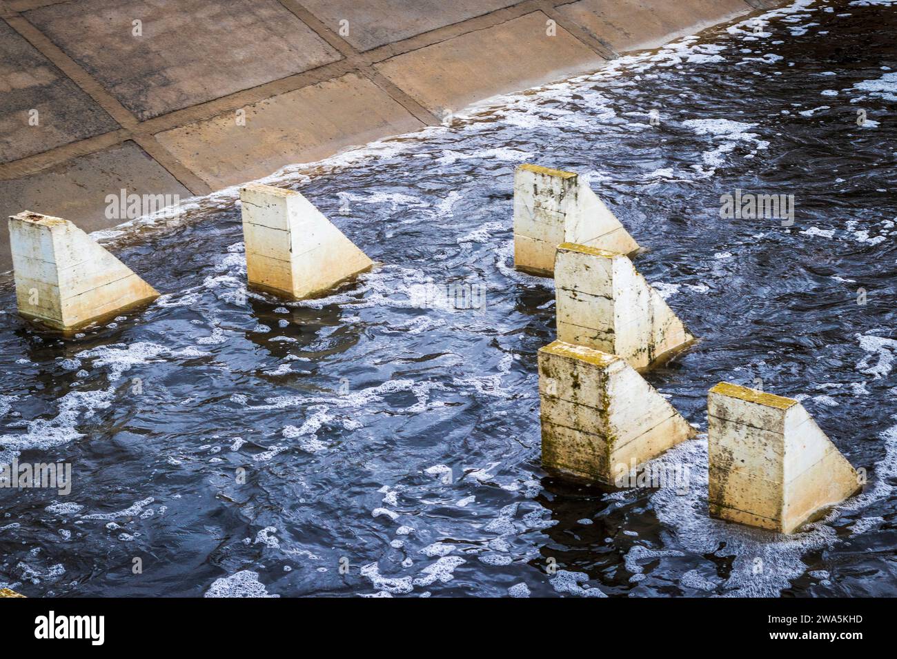 Waves and concrete piles hi-res stock photography and images - Alamy