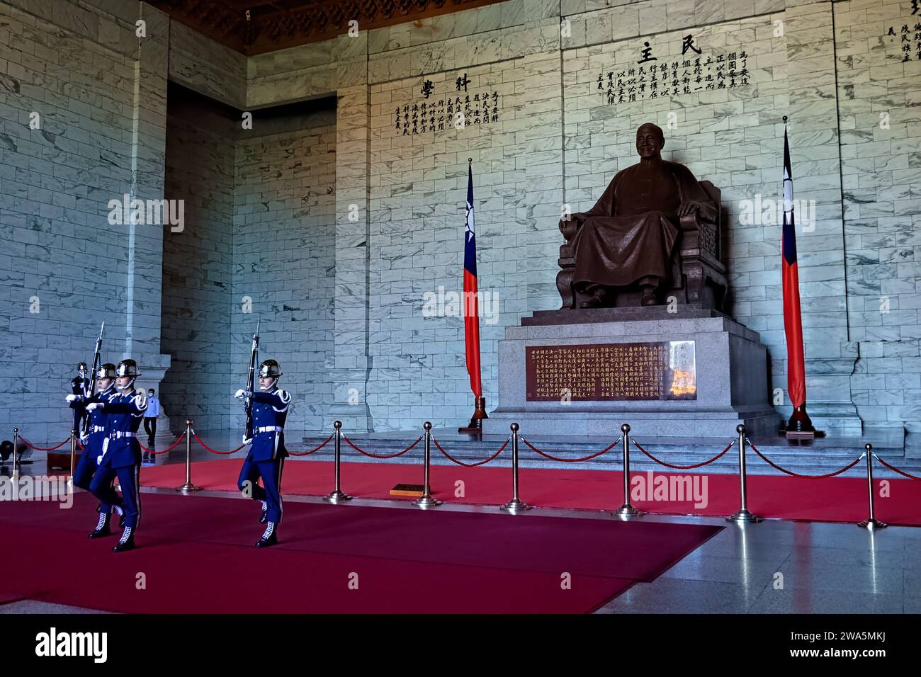 Changing of the guard at Chiang Kai-shek Memorial Hall, Taipei, Taiwan ...