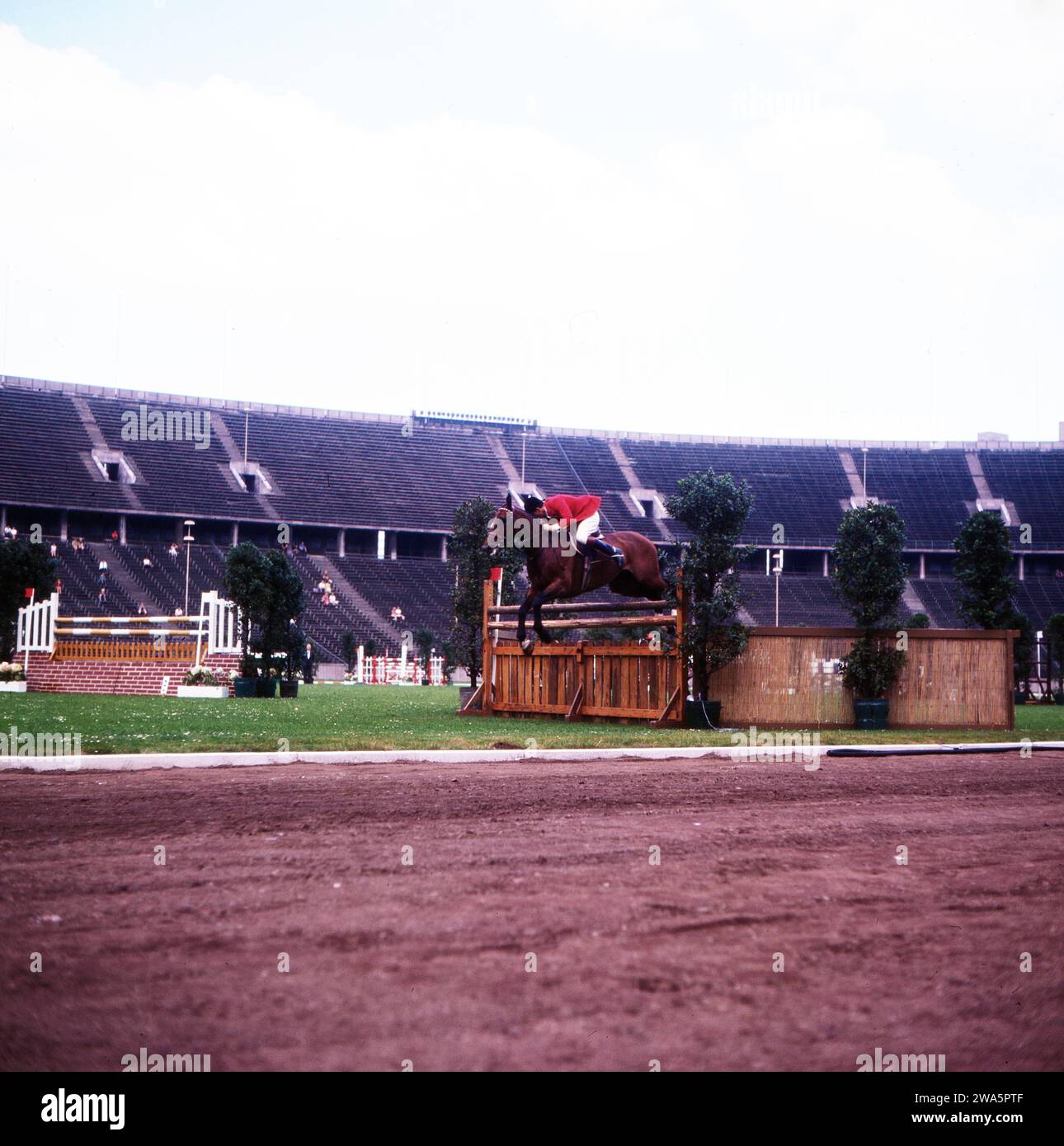 Original-Bildunterschrift: Olympia-Ausscheidung im Springreiten im Olympia-Stadion, hier: Peter Schmitz auf Monodie, Berlin, Deutschland 1964. Stock Photo