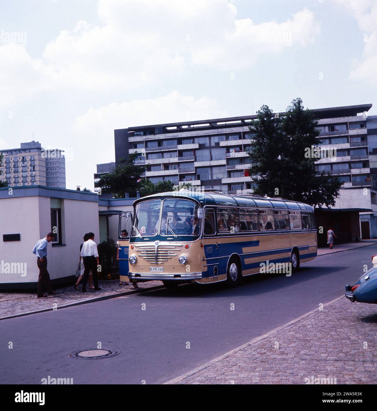 Original-Bildunterschrift: Special Büssing, hier: Reisbus im Hansaviertel, Berlin, Deutschland 1964. Stock Photo