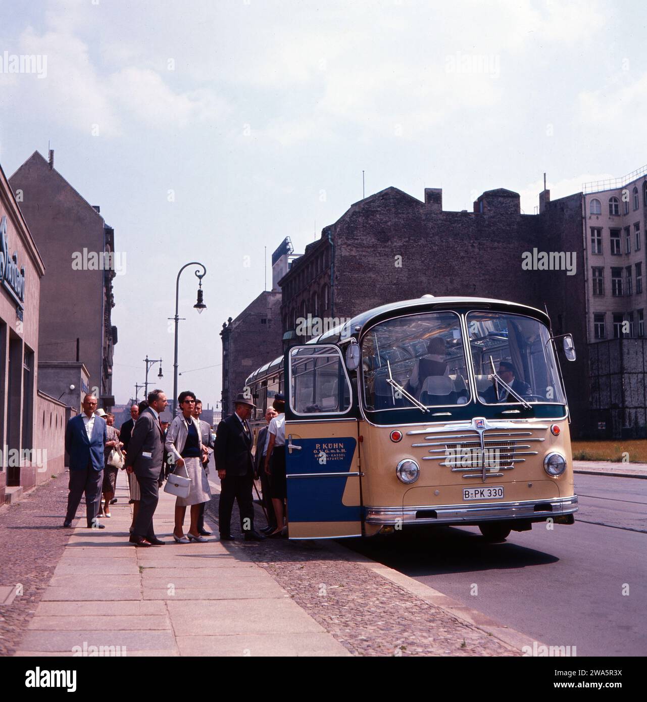 Original-Bildunterschrift: Special Büssing, hier: Reisebus in der Kochstraße, Berlin, Deutschland 1964. Stock Photo