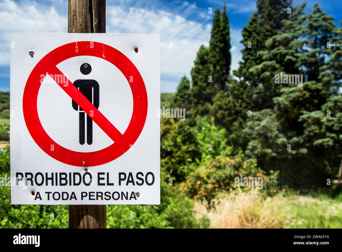 Naturschutz, Betretungsverbot, Verbotsschild in Spanien, Prohibido el paso Arbeitsmittel *** Nature conservation, Prohibition to enter, Prohibition sign in Spain, Prohibido el paso work equipment Stock Photo