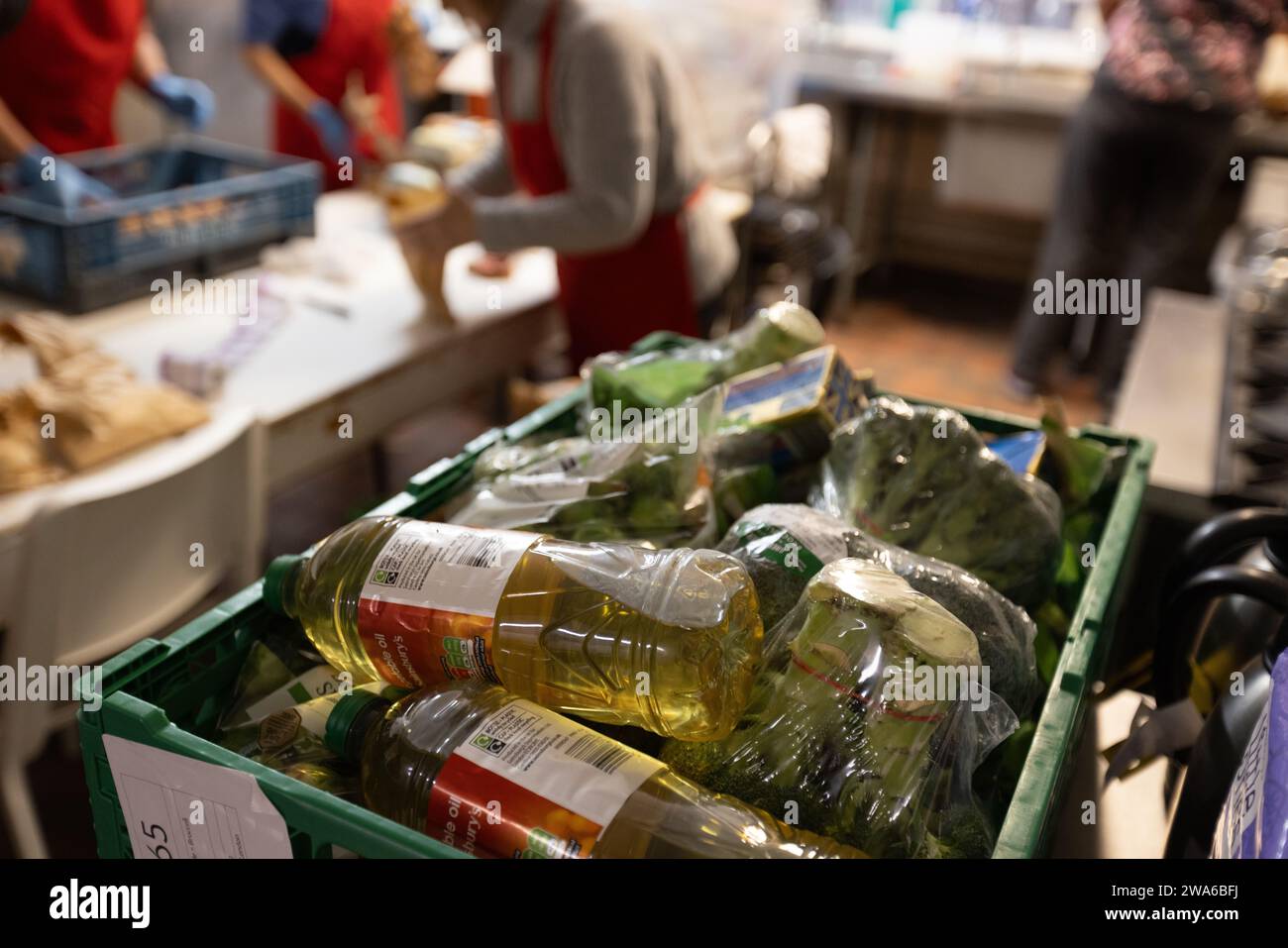 Volunteers at a food bank hi-res stock photography and images - Alamy