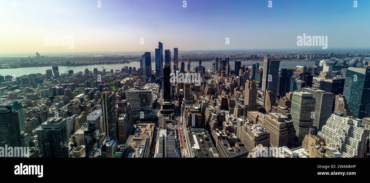 Panoramic photo of the New York skyline, with aerial views of the Big
