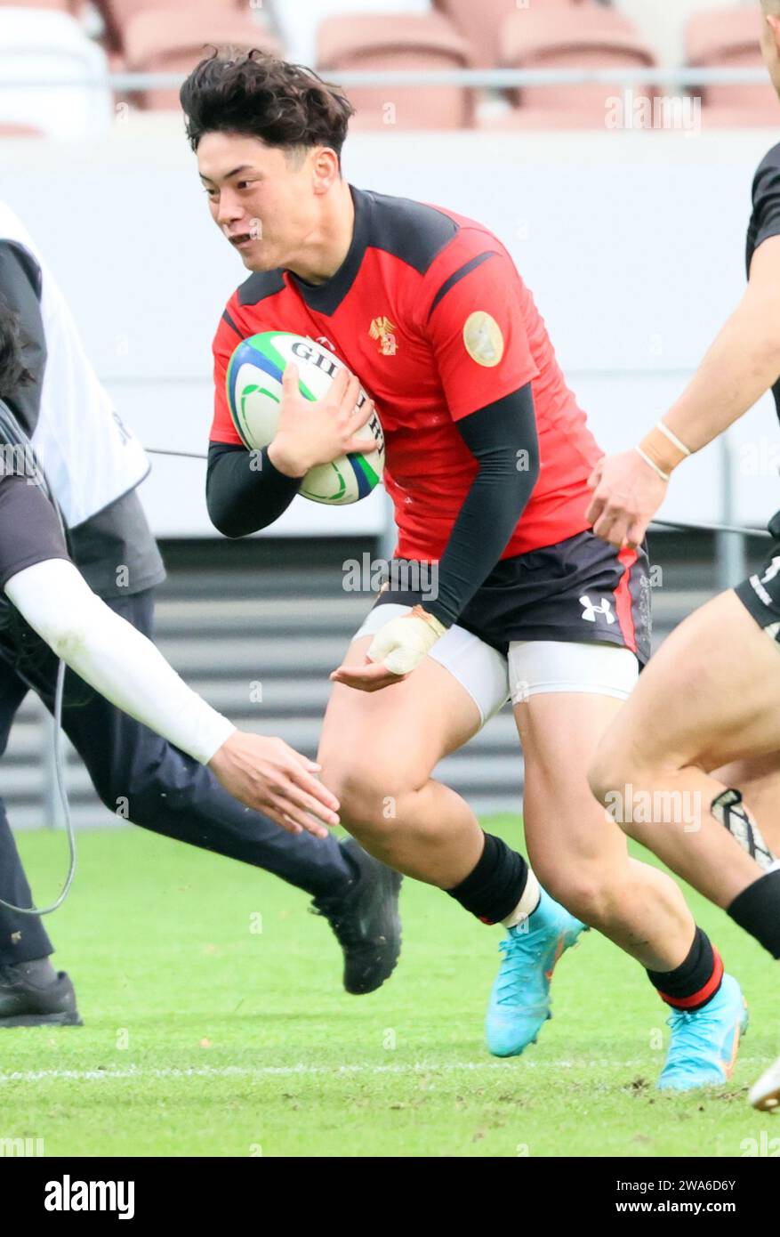 Tokyo, Japan. 2nd Jan, 2024. Teikyo University wing Shinya Komura carries the ball into the end
